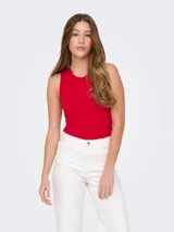 Musculosa roja de punto plano con cuello redondo y sisas anchas.