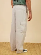 Pantalón cargo azul petróleo de corte holgado, con cintura elástica ajustable con cordón y bolsillos laterales con solapa.
