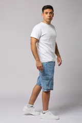 Bermuda de jean celeste con corte holgado y bolsillos cargo laterales.