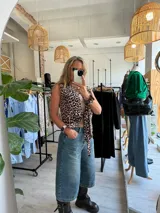 Chaleco con estampado animal print, cuello con lazo y corte holgado.