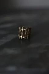 Anillo dorado con diseño geométrico calado.