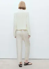 Pantalón de lino color beige, de corte recto, con cintura elástica ajustable con cordón.