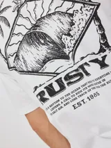 Remera blanca de algodón con cuello redondo y estampado del logo de la marca Rusty en el pecho.