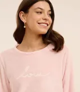 Conjunto de pijama largo de fleece, compuesto por una blusa de manga larga con cuello redondo y bordado "love", y un pantalón con cintura elástica, puños ajustados y estampado de cuadros.