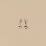 Par de aros abridores de plata 925 con forma de esfera.