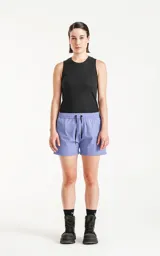 Short de baño color lavanda, calce regular, con tres bolsillos, elástico en la cintura y cordón para ajustar.