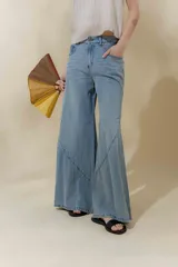 Pantalón de jean celeste de tiro medio con corte acampanado y bolsillos delanteros.
