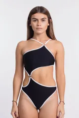 Traje de baño enterizo negro con contorno blanco, corte asimétrico y aberturas en la zona abdominal.