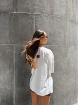 Camisa blanca de tusor de algodón, con lazos regulables al frente y corte relajado.