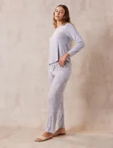 Conjunto de pijama estampado, marca René Rofé, compuesto por pantalón y remera. Remera de escote redondo, delantera con bolsillo y mangas largas. Pantalón con cintura elastizada y lazo de ajuste.