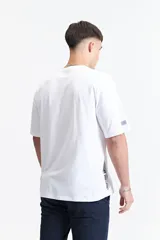 Remera lila de algodón, corte oversize, manga corta y cuello redondo.