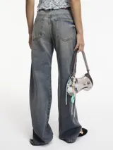 Pantalón de jean de corte ancho, color azul con efecto desgastado vintage.