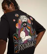 Remera negra de corte boxy con estampa frontal de Gasparin psicodélico.