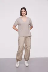 Remera holgada de algodón color gris, con escote en V y mangas cortas.