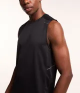 Musculosa deportiva negra de hombre, con cuello redondo, corte regular y estampa heat print. Cuenta con tecnología Dry para mayor transpirabilidad.