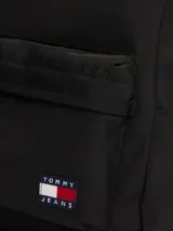 Mochila Tommy Jeans Essential color negro, con bolsillo frontal con cierre y logo de la marca bordado.