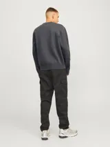 Sweater gris de tejido de punto con cuello redondo y mangas largas.