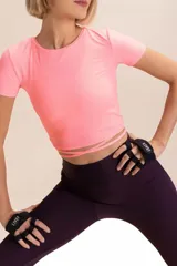 Calza larga color borgoña, de corte ajustado, con cintura alta y tejido acanalado.