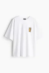 Remera blanca de algodón pesado con corte oversized, cuello redondo ribeteado, hombros caídos y bajo recto. Estampado pequeño en el pecho con diseño abstracto en amarillo y negro.