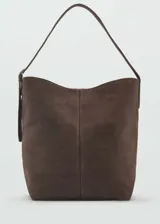 Bolso tipo shopper grande de cuero serraje color marrón topo, con asa de hombro ajustable con hebilla. Tiene cierre interior con imán y un bolsillo interior.
