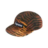 Gorra Supreme tipo camp cap con estampado de tigre en tonos naranja y negro, y logo de la marca en etiqueta blanca en el frente.
