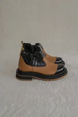 Botas Chelsea color marrón con paneles laterales elásticos y suela track.