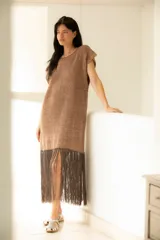 Vestido corto dorado de lurex metalizado, con flecos largos en el ruedo.