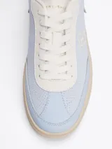 Zapatillas urbanas Tommy Hilfiger color celeste con detalles en blanco y suela color crema.