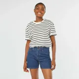 Short de jean azul oscuro, tiro alto, con corte recto y largo hasta medio muslo.