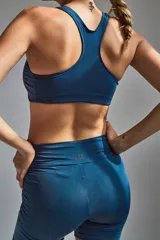 Top deportivo color borgoña con espalda tipo nadadora.