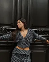 Campera de crochet de hilo celeste con negro y con forro interior, con cierre frontal y capucha.