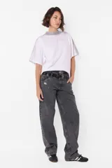 Remera blanca con cuello alto gris y estampado frontal con la frase 'Hot and Damaged' en gris.