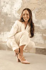 Zapato de gamuza azul marino con escote en V, tiras cruzadas diagonales y taco cuadrado de 8cm.