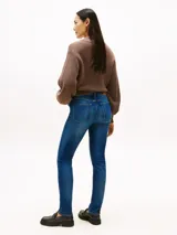 Pantalón de jean de corte slim, color azul medio, con tiro medio y cinco bolsillos. Confeccionado en tejido denim elástico de algodón.