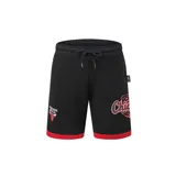Short deportivo negro con cintura elástica ajustable con cordón, ribete rojo en el ruedo y logos estampados de los Chicago Bulls.