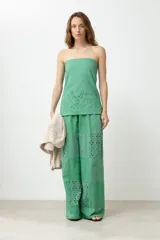 Strapless verde con bordados calados.