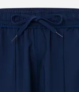 Bermuda deportiva negra de tejido plano tecnológico, con cintura elástica, cordón de ajuste, bolsillos laterales y detalle en el bajo.