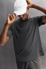 Camiseta deportiva verde militar confeccionada en tejido estructurado, ligero y elástico. Tiene cuello redondo, manga corta y bajo con aberturas laterales. Incluye logo estampado en el bajo.