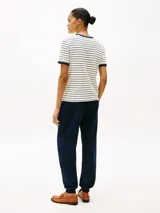 Remera Tommy Hilfiger a rayas horizontales blancas y azul marino, con cuello redondo y ribetes a contraste. Logo de la marca bordado en el pecho y en la manga.