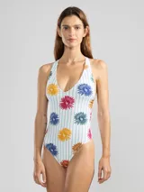 Malla entera blanca con rayas verticales celestes y estampado de flores de colores.