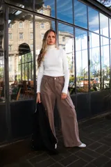 Polera blanca de algodón acanalado, de cuello alto y manga larga.