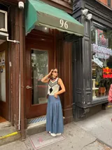 Falda larga de tela de jean con diseño de caderín y tablas.