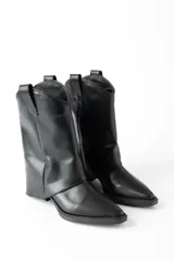 Botas texanas negras de ecocuero con botamanga, taco de 4 cm y caña de 18 cm.
