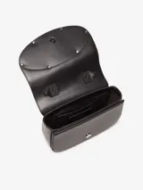 Bandolera mediana de cuero liso color blanco, con solapa frontal que presenta una placa de metal esmaltado con el logo D ovalado en relieve. Incluye correa ajustable para llevar al hombro o cruzada, y compartimento interior amplio con dos secciones planas adicionales.