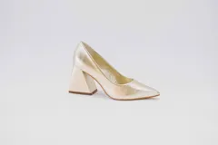 Zapato de tacón color naranja con textura croco, punta fina y tacón cuadrado forrado en cuero. Modelo Felicia New de cuero.