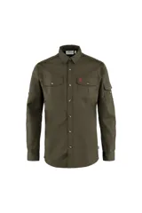 Camisa de manga larga color gris oscuro, con dos bolsillos de parche con solapa abotonada en el pecho y un logo bordado en rojo.