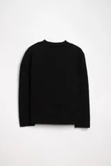 Remera negra de manga larga con cuello redondo.