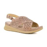 Sandalia de cuero color beige con plataforma baja, tiras cruzadas con perforaciones y hebilla lateral.