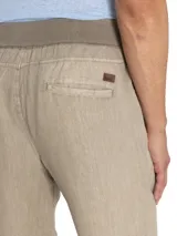 Pantalón de lino color beige, con pretina de jersey ajustable, calce regular, bolsillos en el frente y trasero.
