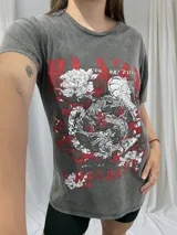 Remerón gris con efecto gastado y estampado de serpiente, flores y letras en rojo y blanco.